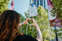 Herz mit Händen vor OVGU Fahne