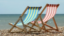 Zwei Liegestühle am Meer
